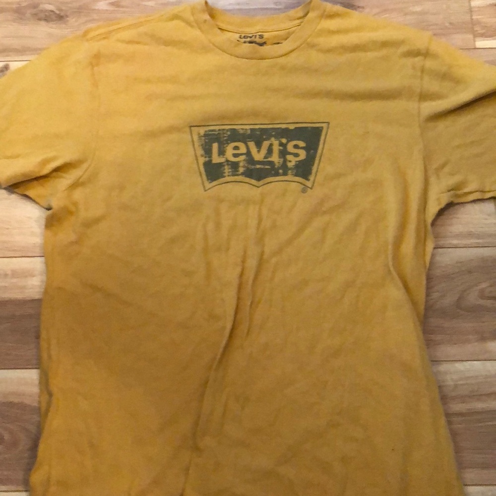 Men’s Levi’s t shirt